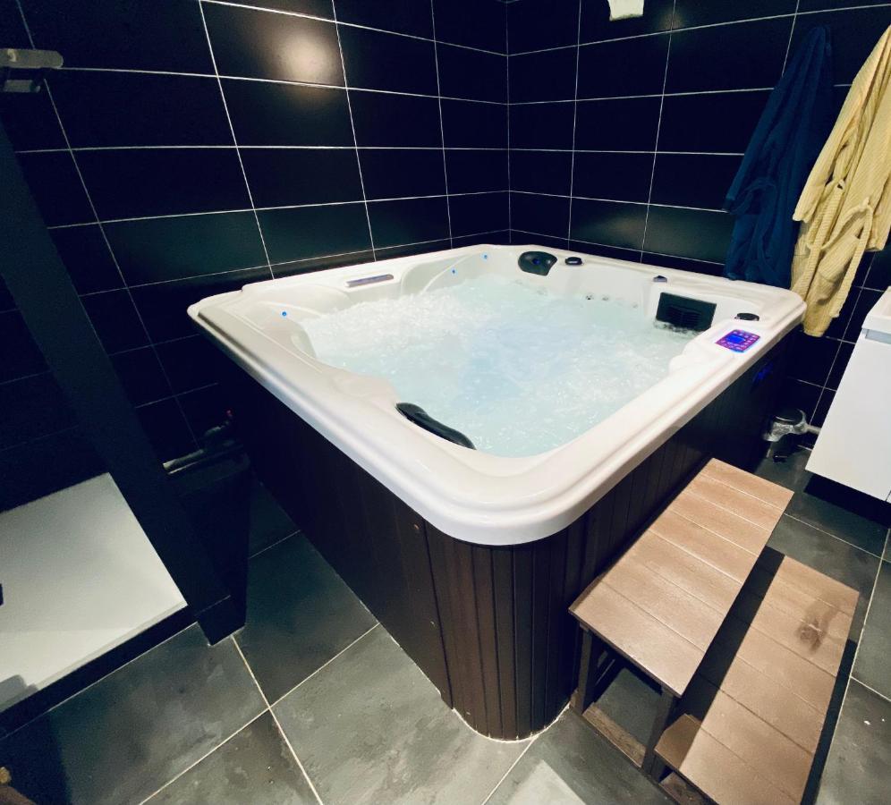 Escapade Romantique - Jacuzzi Et Parking Prive - 002 Apartment Rouen Exterior photo