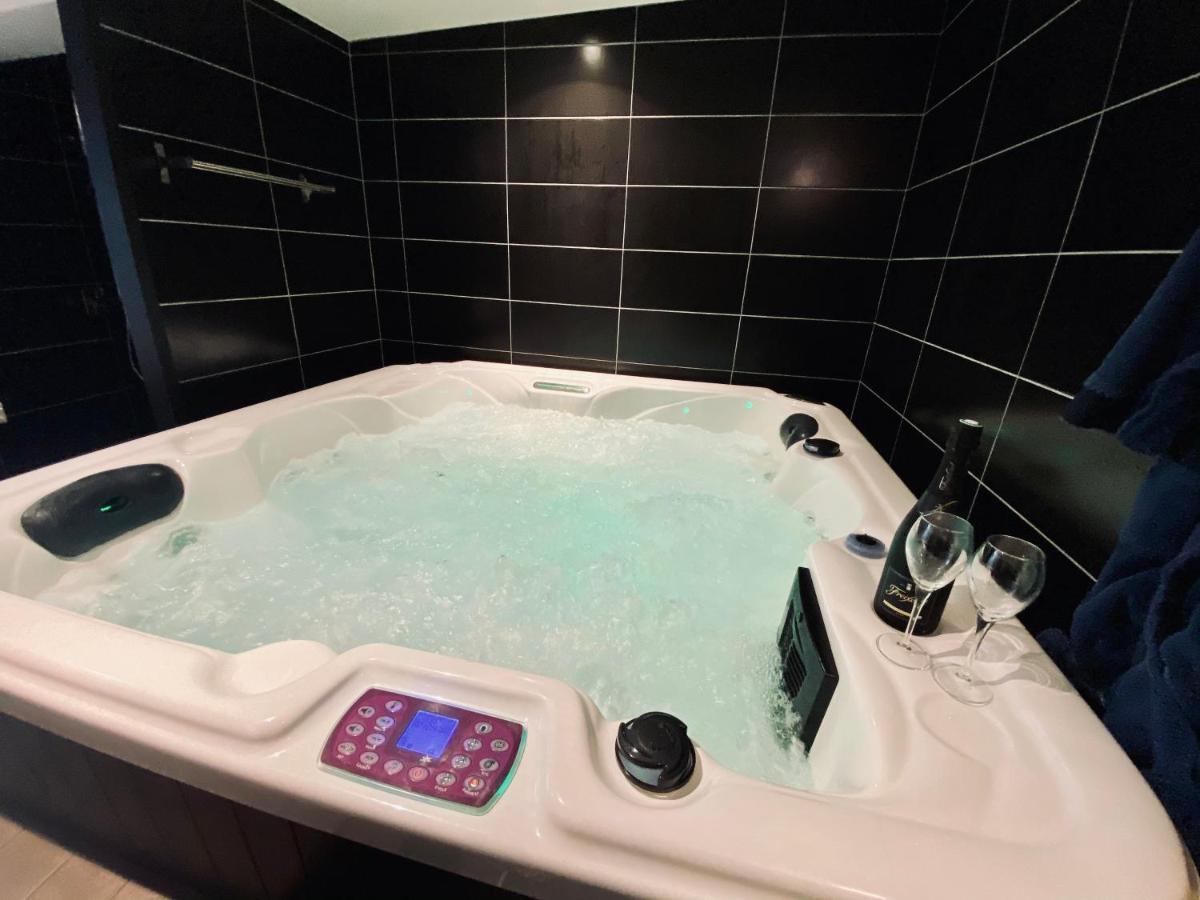 Escapade Romantique - Jacuzzi Et Parking Prive - 002 Apartment Rouen Exterior photo