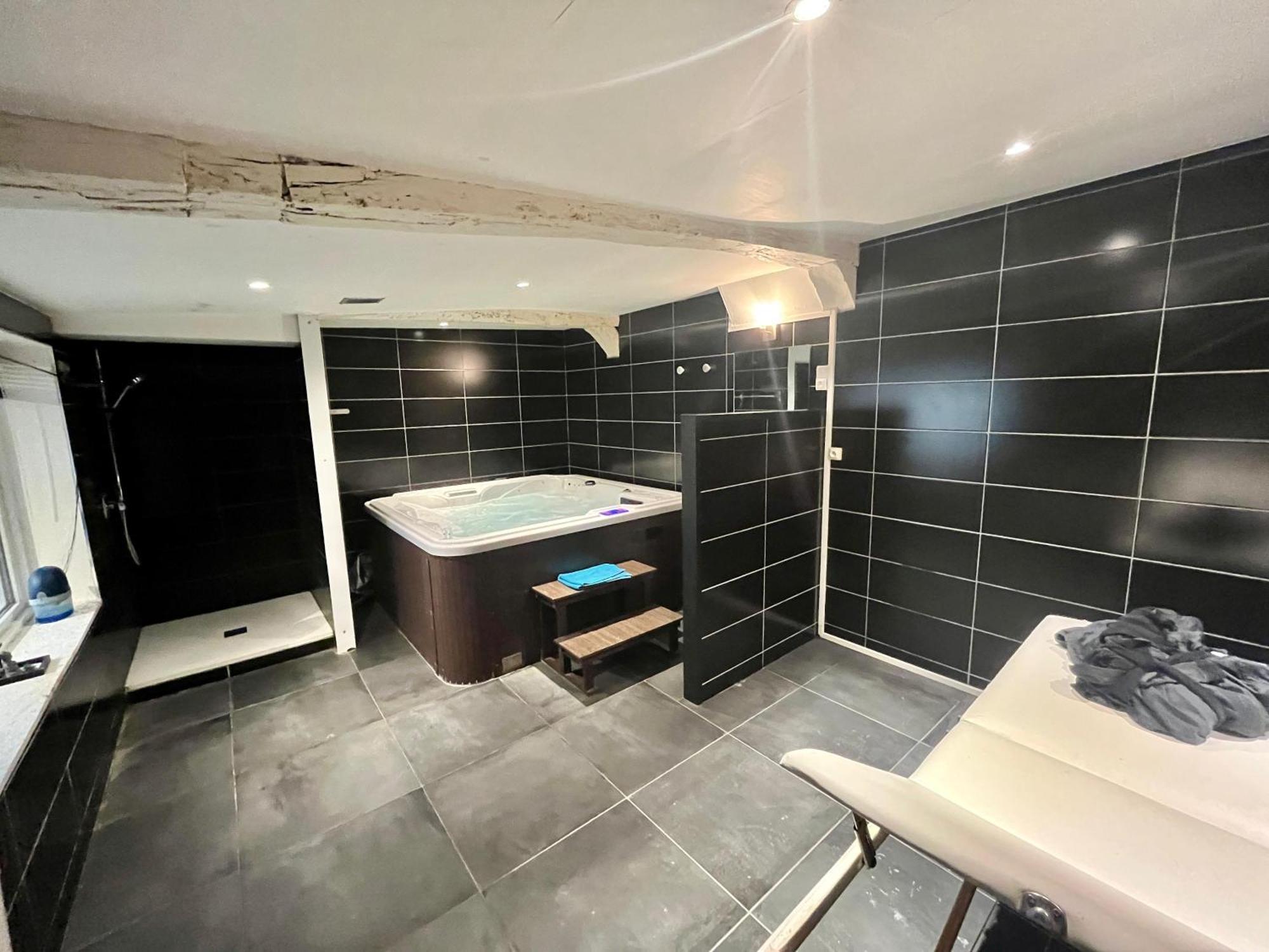 Escapade Romantique - Jacuzzi Et Parking Prive - 002 Apartment Rouen Exterior photo